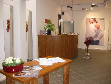Ladentheke und Vorlagentisch aus Kirschbaum in einer Boutique in Solingen